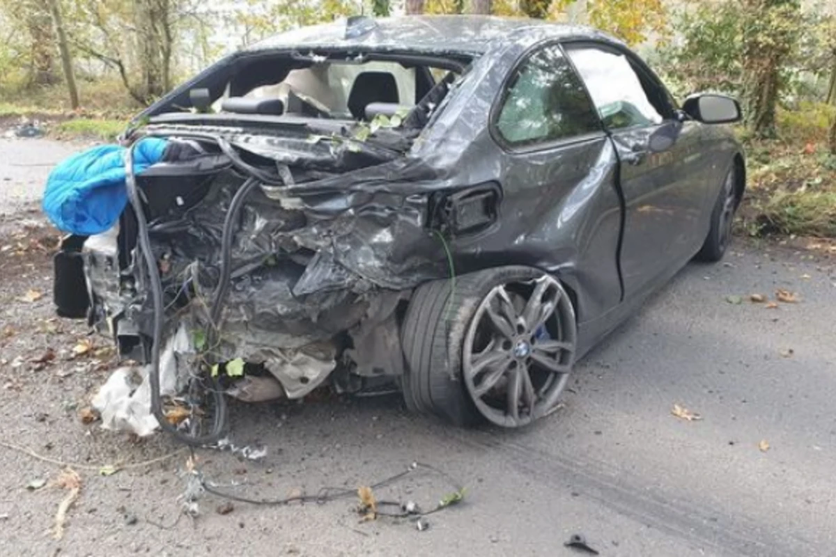 Sürücü BMW-ni aşırdı, özü öldü sərnişin yaralandı