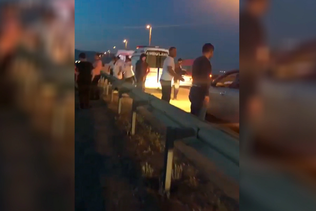Bakıda dəhşət! Qardaş qardaşını qorumaq üçün özünü maşının altına atdı - VİDEO Bakıda dəhşət! Qardaş qardaşını qorumaq üçün özünü maşının altına atdı - VİDEO
