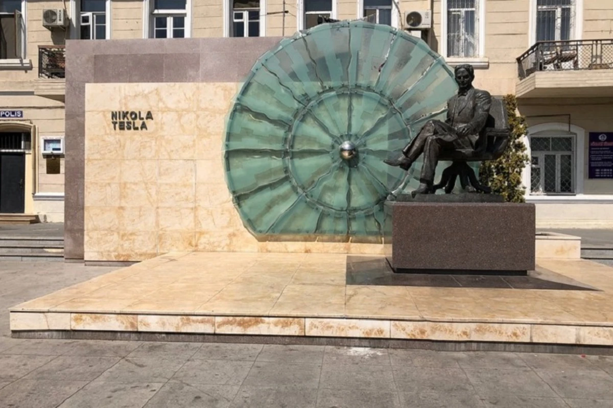 Bakıda kişi özünü parkda asdı
