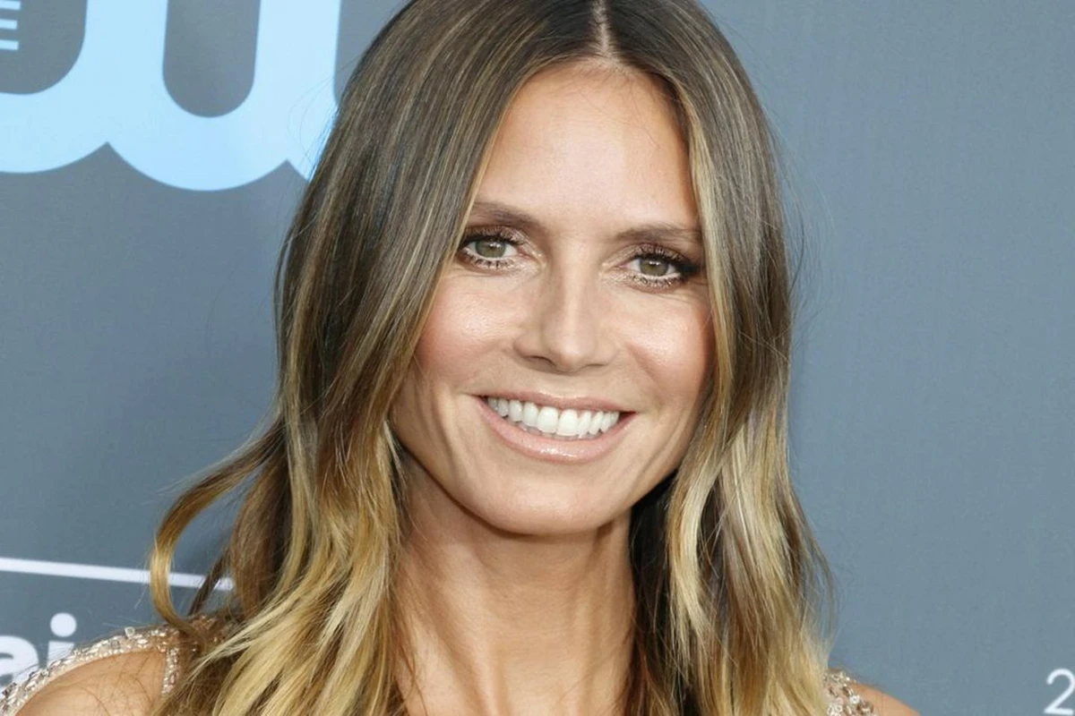 Прозрачный наряд 47-летней модели на премии MTV вызвал споры в сети - ВИДЕО