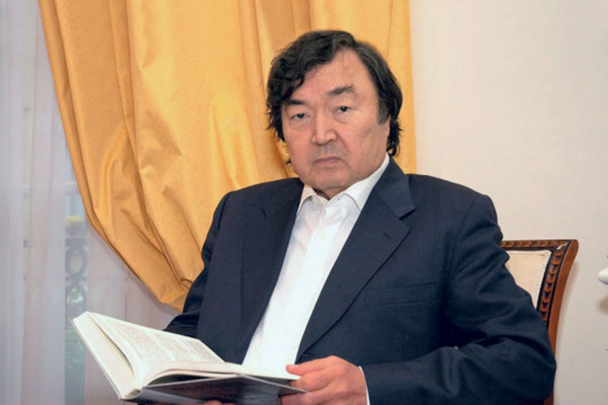Олжас Сулейменов награжден орденом Шараф