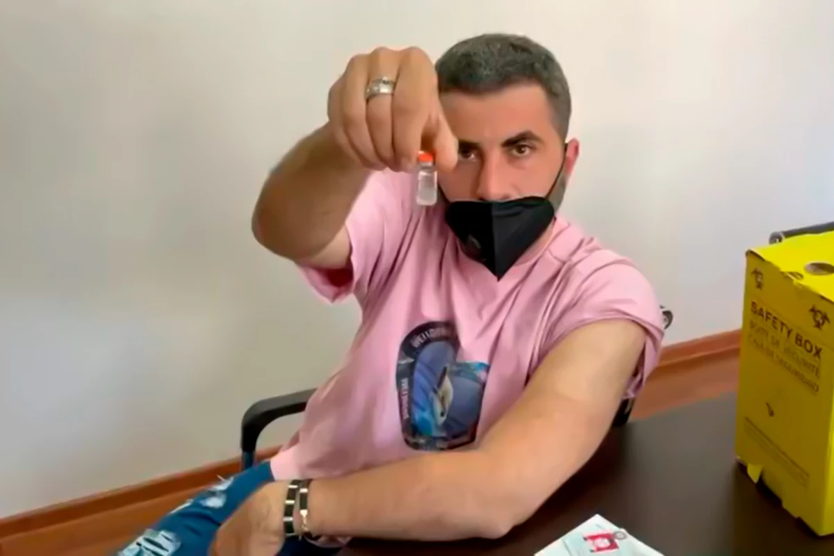 Zaur Baxşəliyev vaksin vurdurdu - VİDEO
