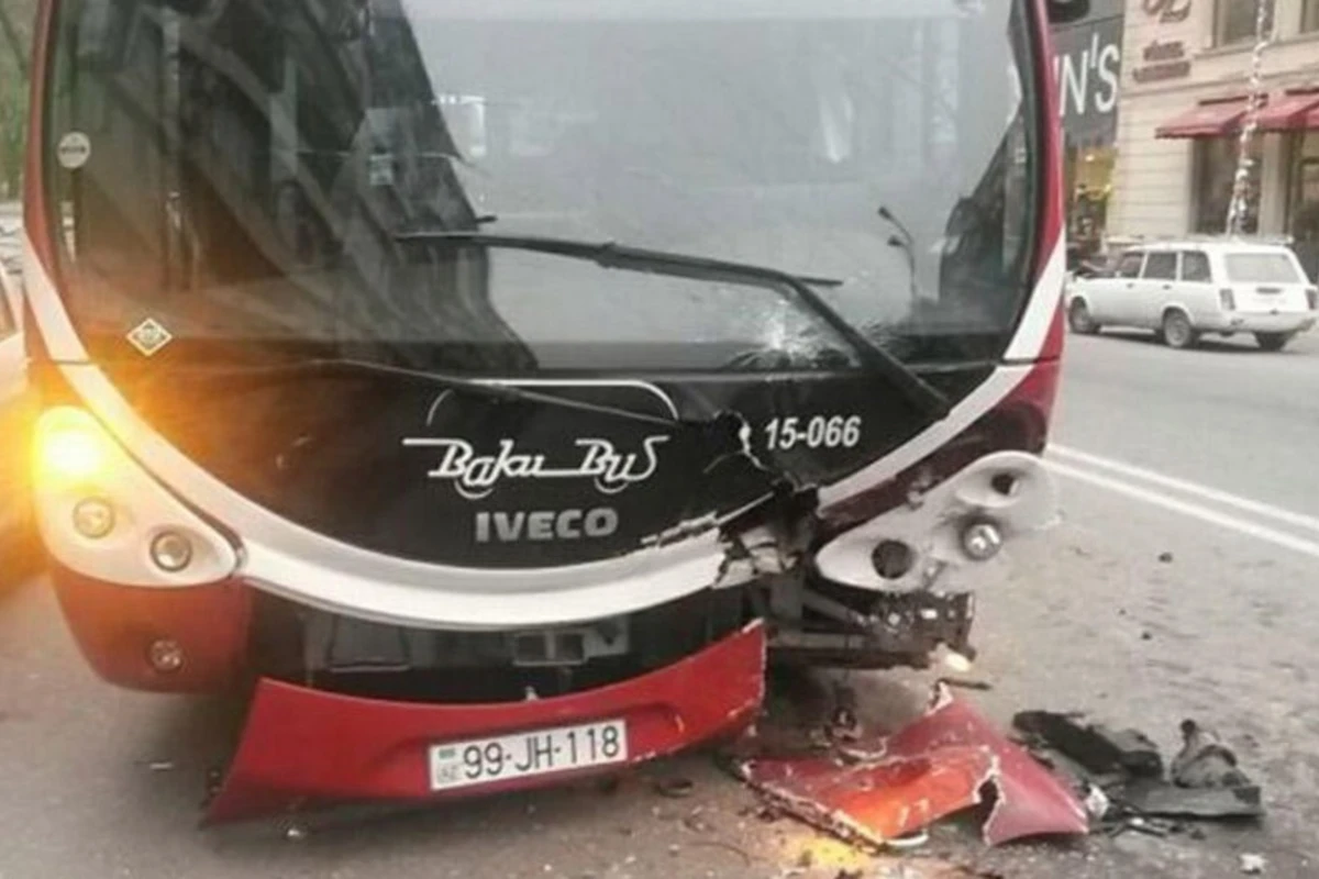BakuBusa məxsus avtobus qəzaya düşdü