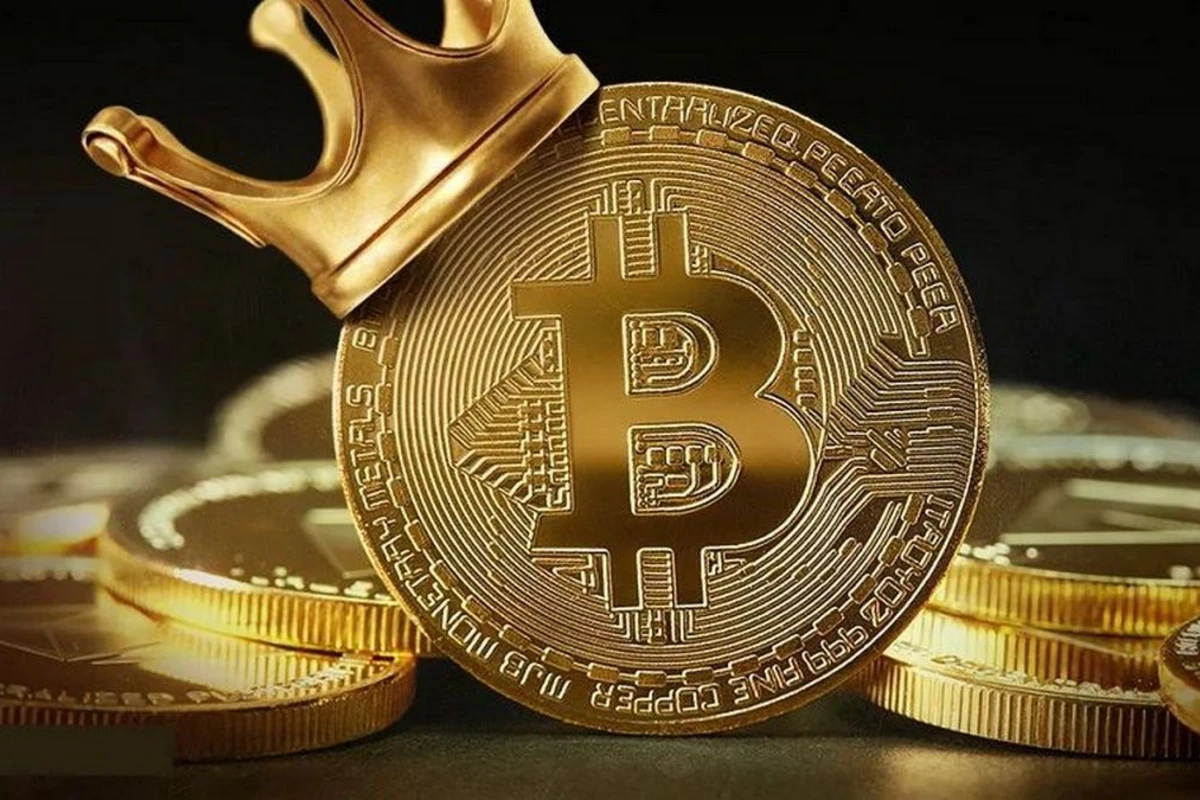 Биткоин рухнул более чем вдвое с исторического максимума