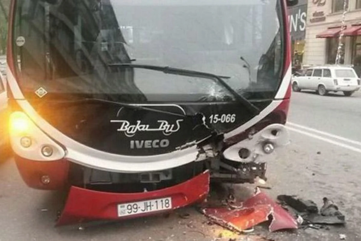В Баку пассажирский автобус попал в ДТП