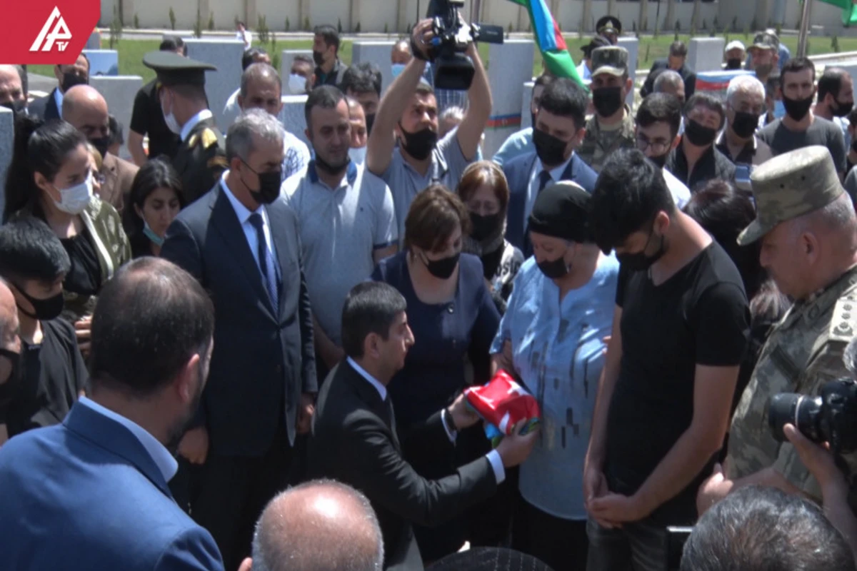 Azərbaycanda icra başçısı şəhid anasının qarşısında diz çökdü - VİDEO