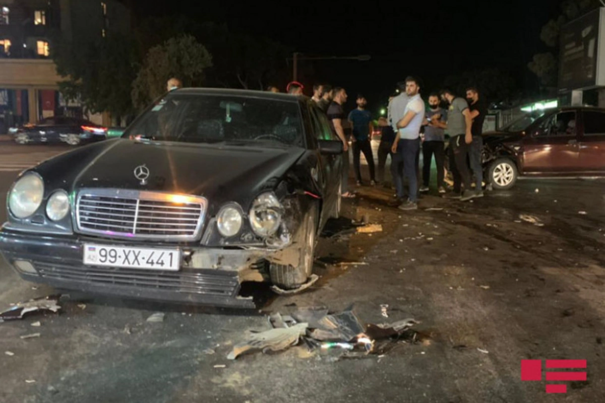 Bakıda iki avtomobilin toqquşduğu qəzadan görüntülər - VİDEO