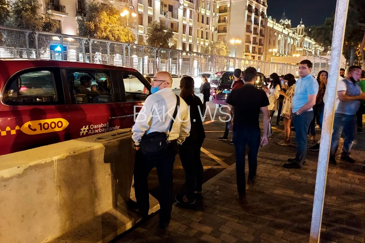 Dayanacaqda avtobusa minə bilməyən vətəndaşlar - FOTO