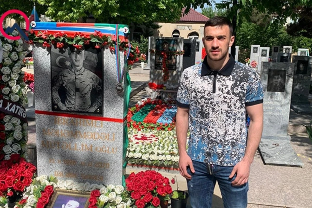 “Qarabağ”ın futbolçusu medalını şəhid məzarından asdı - FOTO