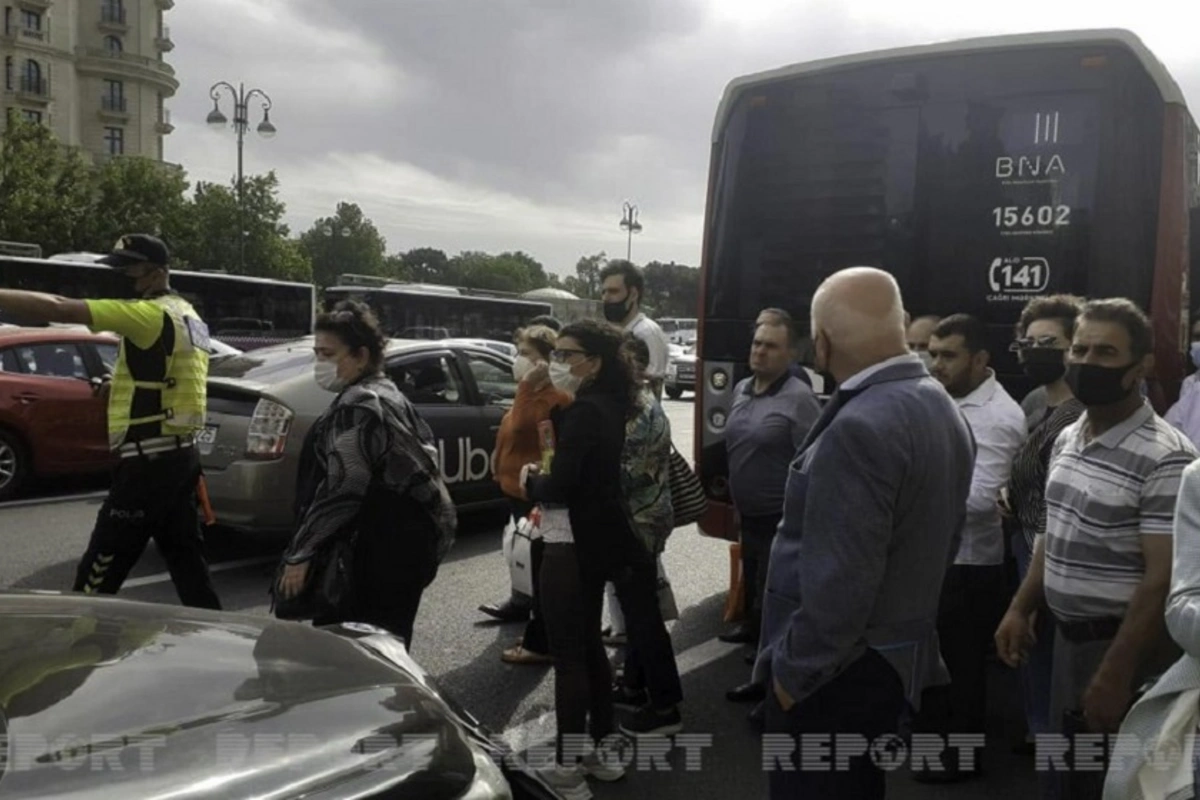 Bakıda sərnişin avtobusu qəzaya düşüb - FOTO