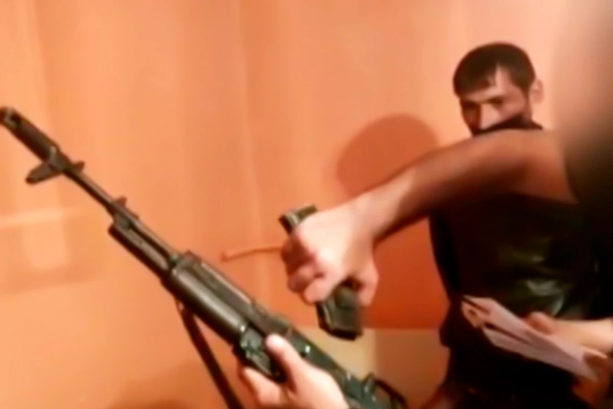 На Абшероне задержали мужчину, прятавшего в своем доме автомат Калашникова - ВИДЕО