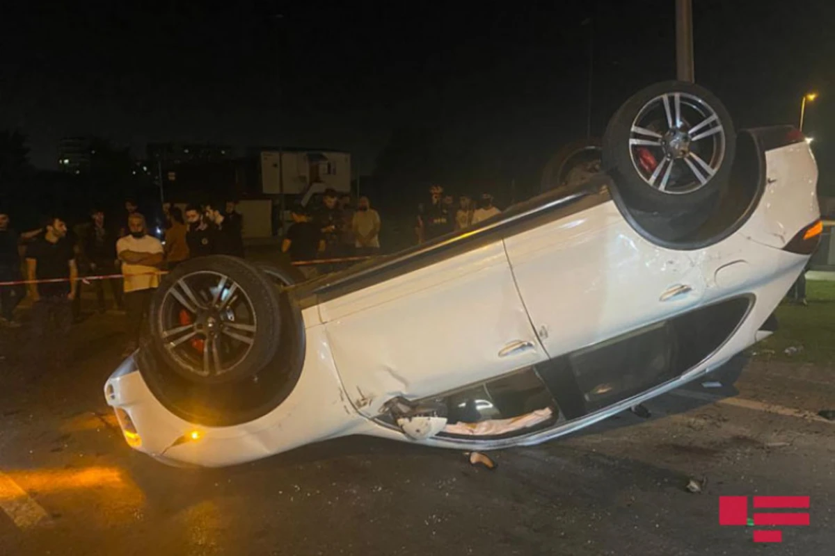 В Баку перевернулся Porsche, тяжело ранена женщина - ФОТО