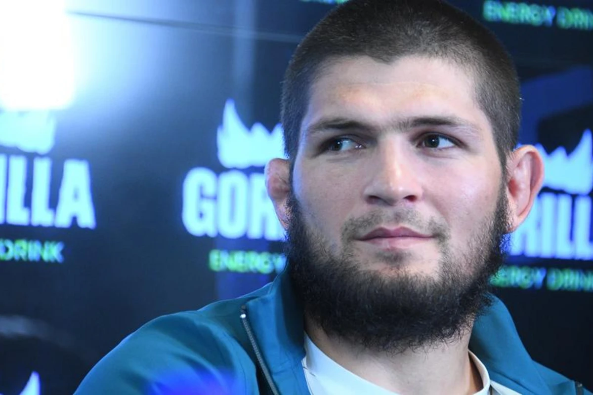 Обещал матери: Нурмагомедов отказался от боя с Мейвезером за $100 млн