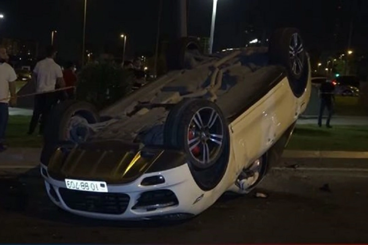 Bakıda qadın sürücü “Porsche”ni aşırdı - hadisə yerindən VİDEO