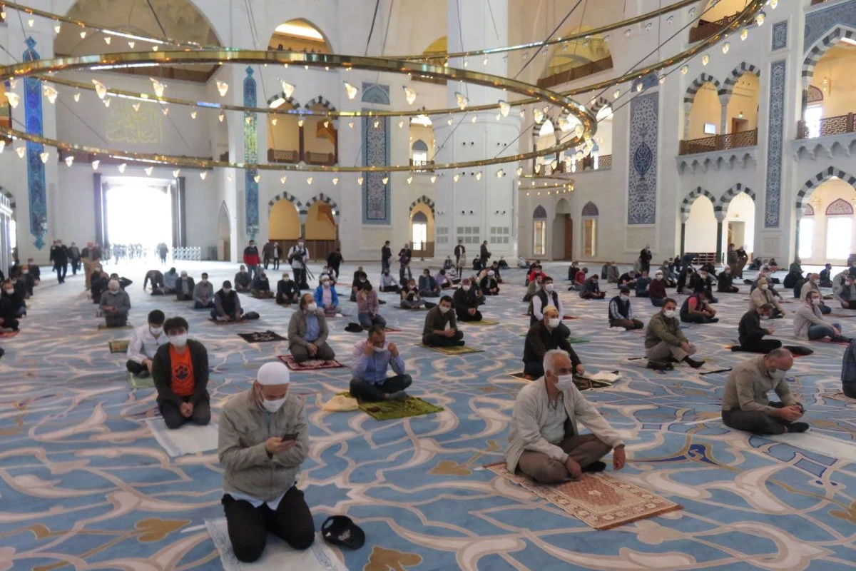 Məscidlərdə ibadət belə olacaq? - 100-ə yaxın insan, 1 metr ara məsafəsi