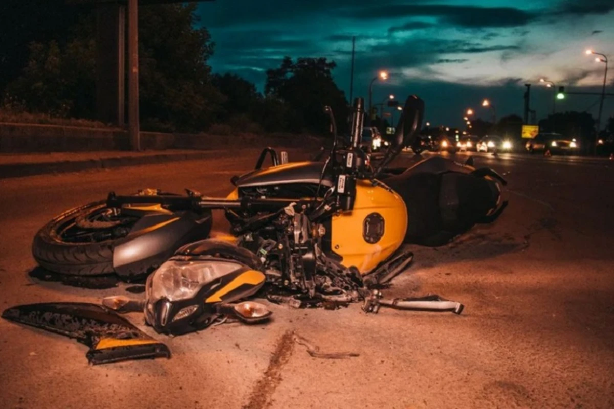 Bakıda avtomobil motosikleti vurdu - Xəsarət alan var