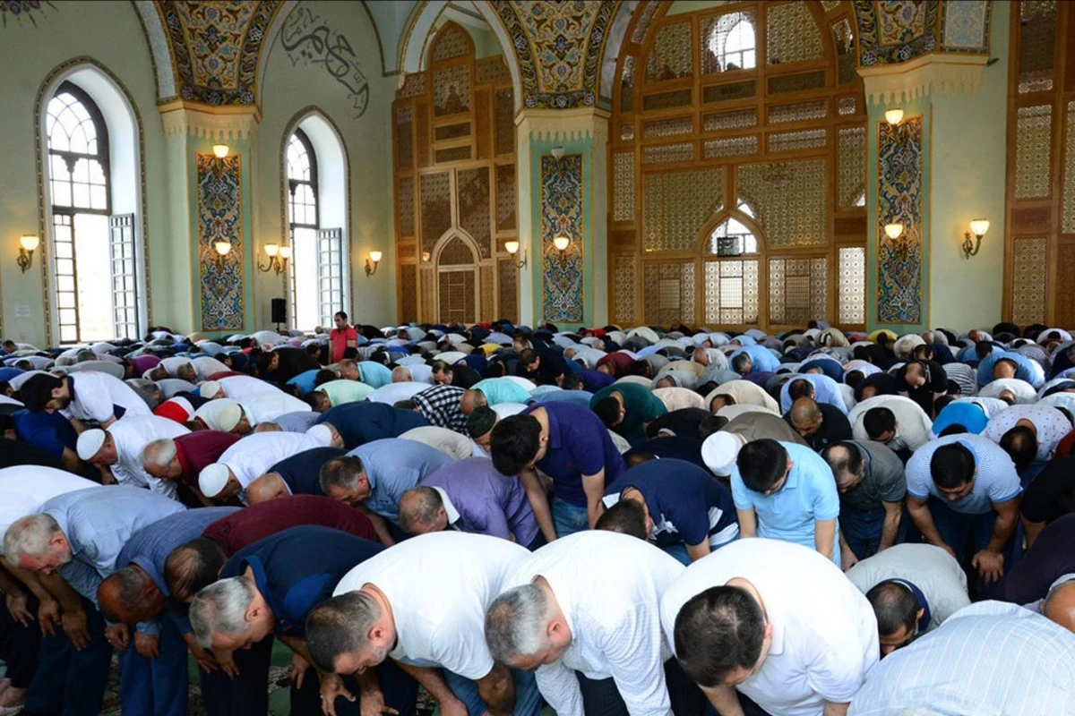 QMİ: Tezliklə məscidlərdə ibadətlərin tam bərpası üçün dualar edək