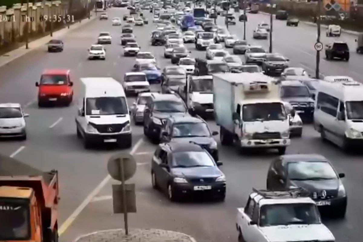 Bakıda yüzlərlə sürücünün qaydaları pozmasının görüntüləri yayıldı - VİDEO