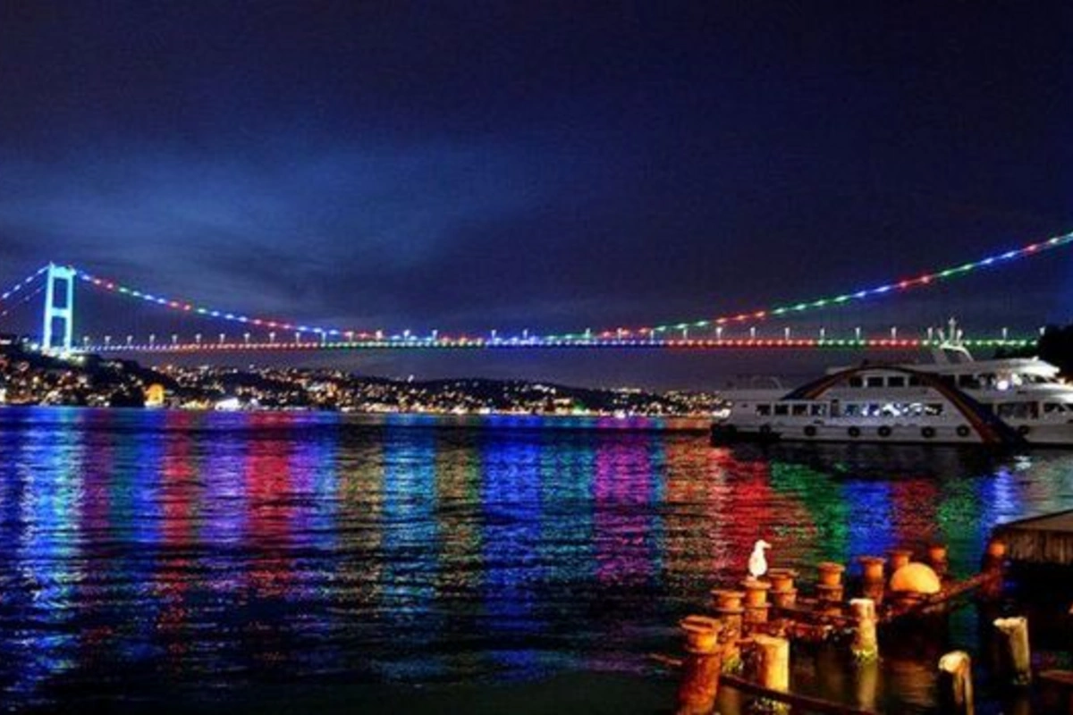 İstanbul körpüləri Azərbaycan bayrağının rənglərinə bürünüb - FOTO