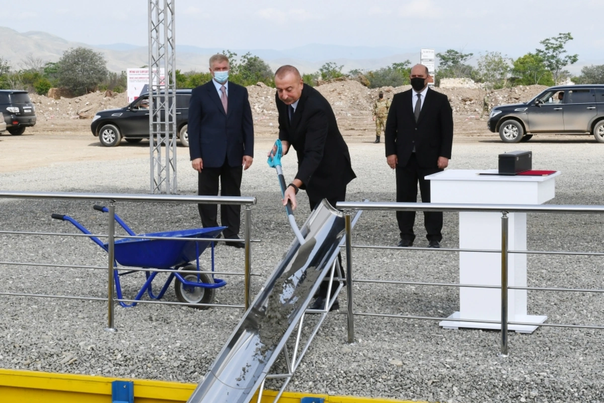 Dövlət başçısı Ağdam şəhərində inşa olunacaq ilk yaşayış binasının təməlini qoyub