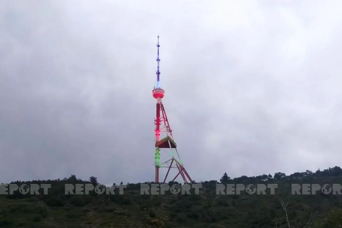 Tbilisi teleqülləsi Azərbaycan bayrağının rəngləri ilə işıqlandırılıb - FOTO