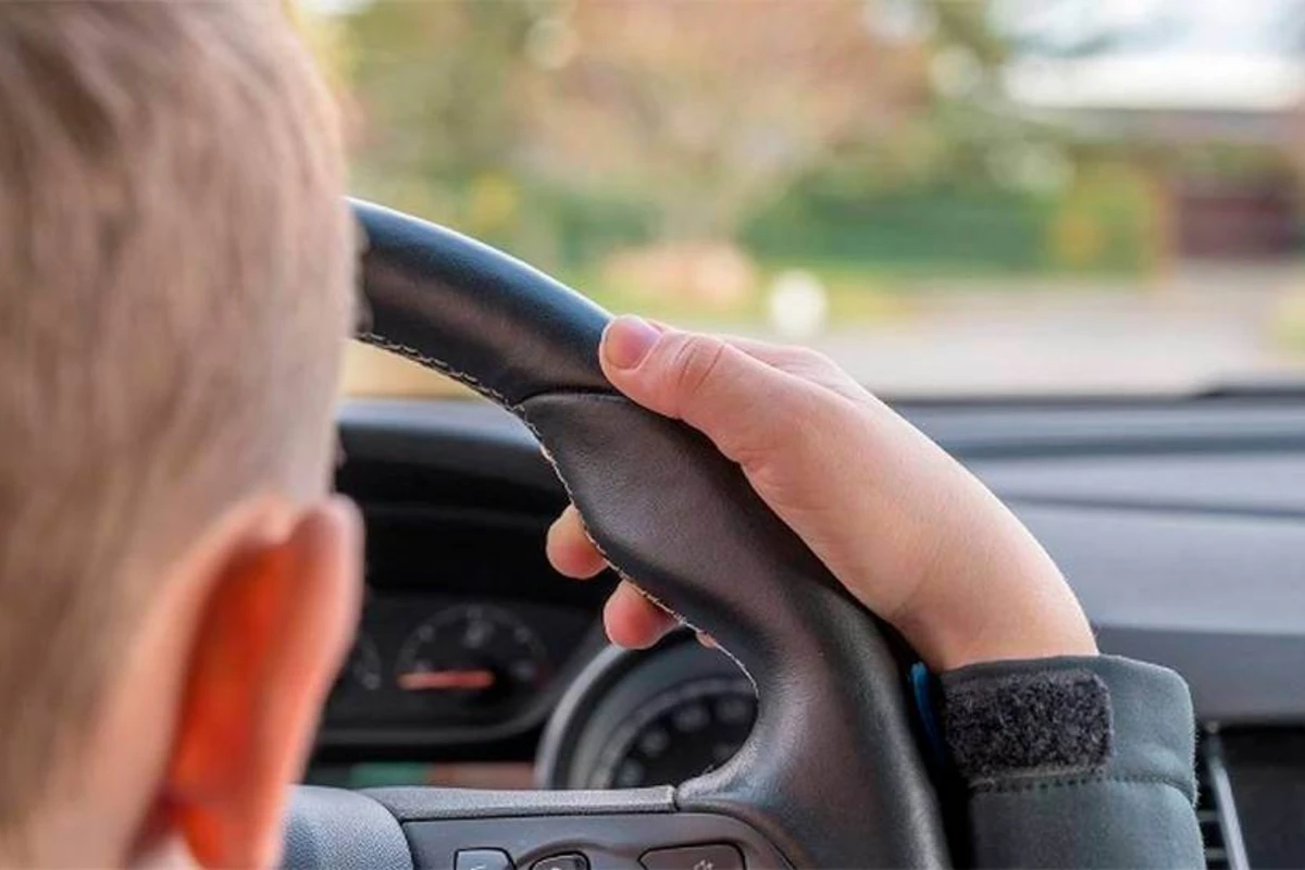 В Баку 7-летний мальчик за рулем насмерть задавил брата В Баку 7-летний мальчик за рулем насмерть задавил брата