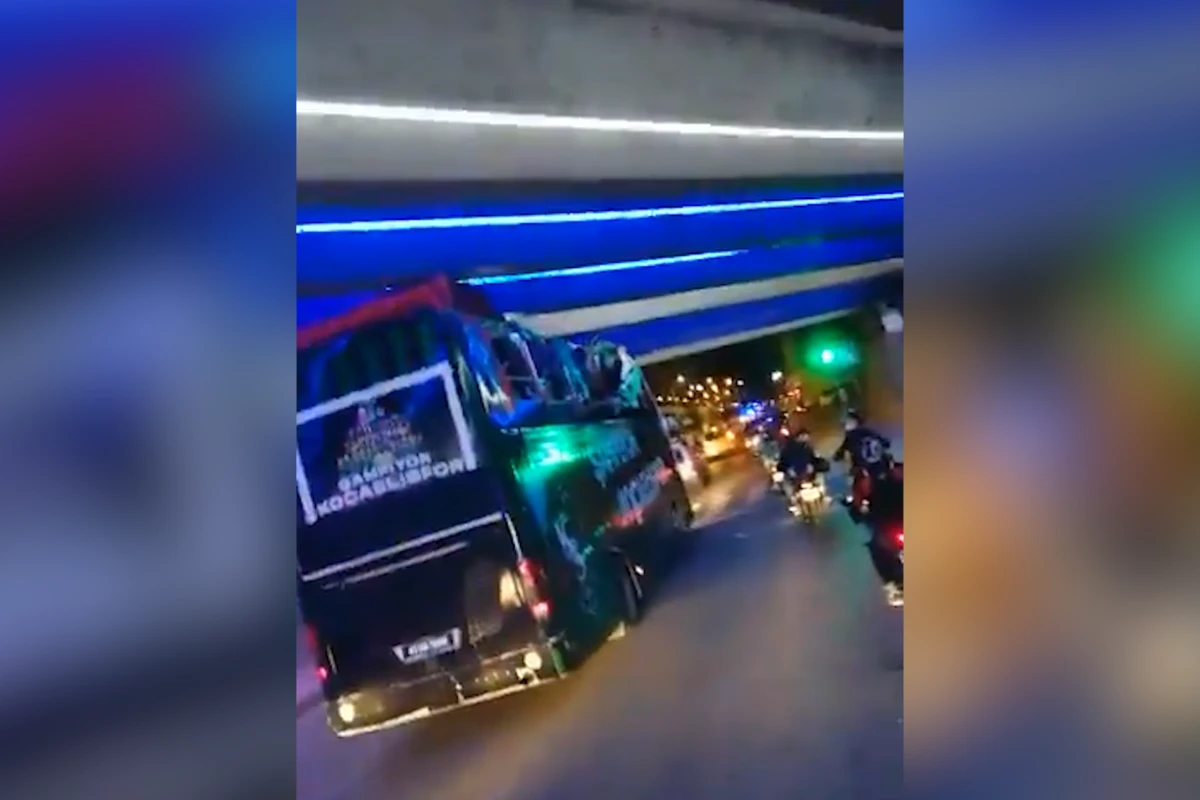 Футболист турецкого клуба выпал из автобуса во время праздничного парада - ВИДЕО