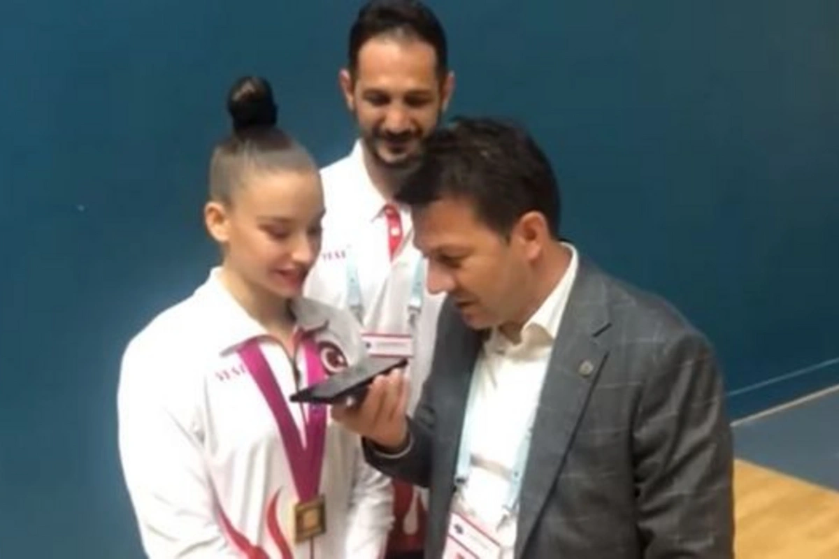 Ərdoğan Bakıdakı dünya çempionu ilə telefonla danışdı - VİDEO