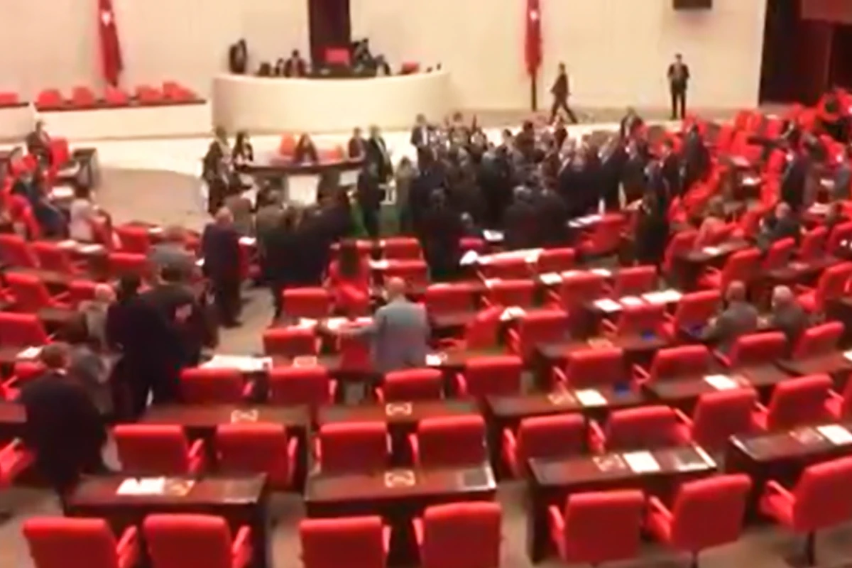 Türkiyə parlamentində dava - VİDEO