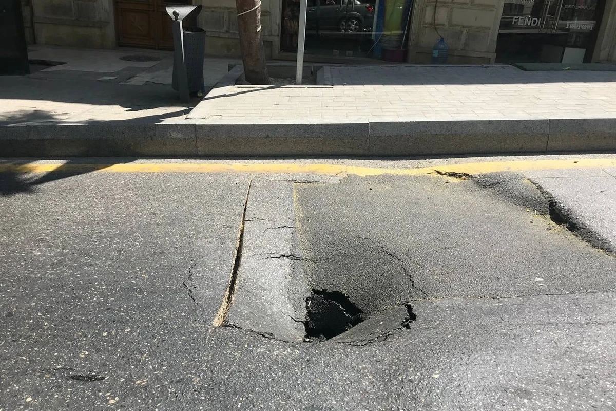 Bakının mərkəzində avtobus dayanacağının qarşısında yol çökdü