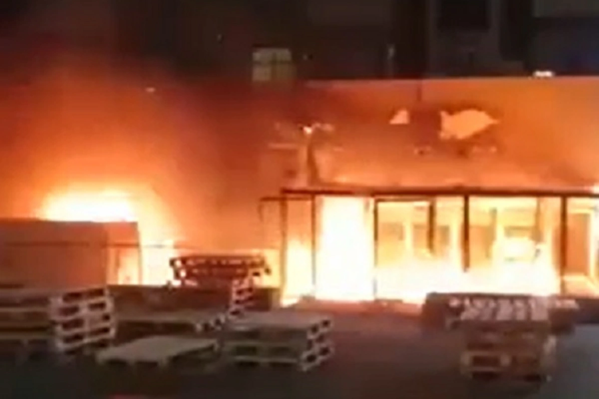 Yasamaldakı  Bazarstoreda baş verən yanğından görüntülər - VİDEO