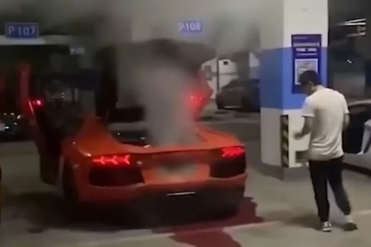 Мужчина решил поджарить мясо на выхлопе Lamborghini и едва не сжег автомобиль - ВИДЕО
