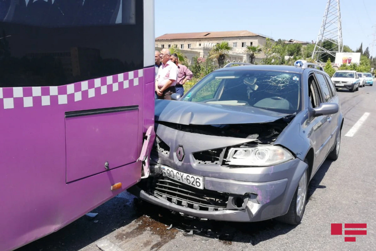 Sumqayıtda avtomobil avtobusa çırpıldı, xəsarət alanlar var - FOTO