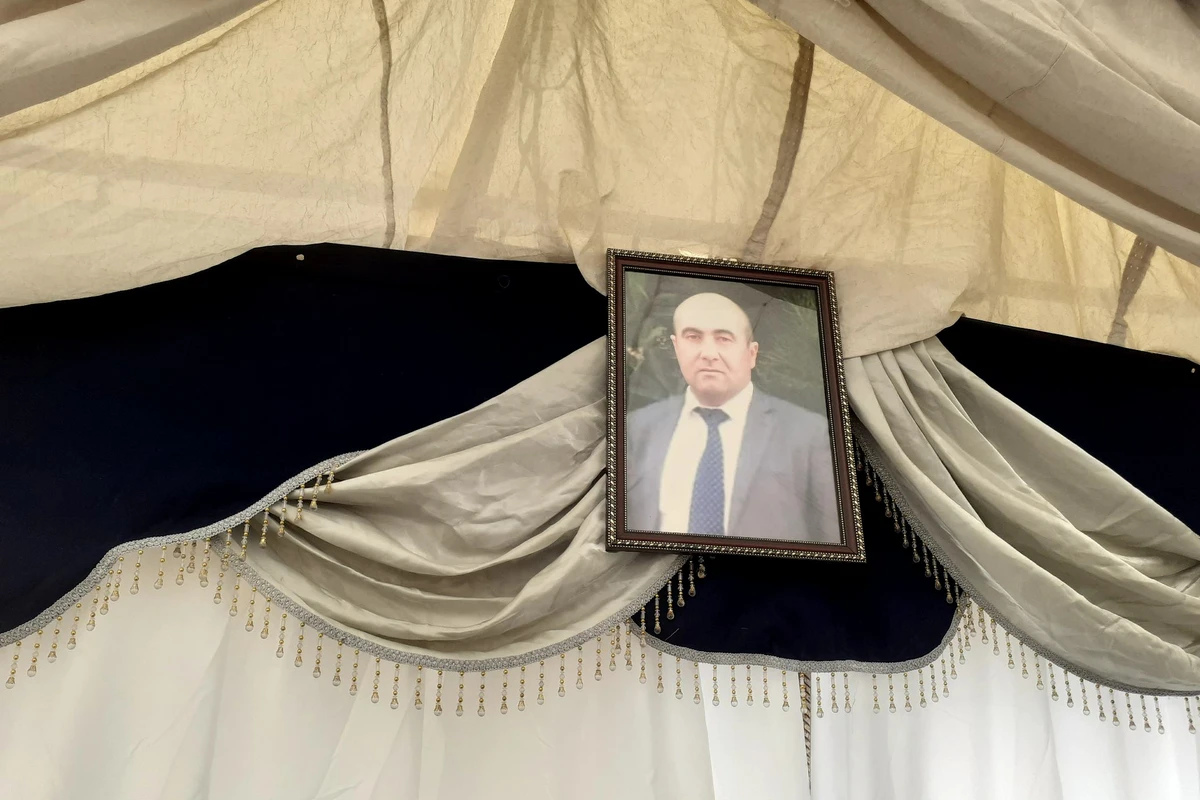 Провожают в последний путь зампредставителя главы ИВ, подорвавшегося на мине - ФОТО