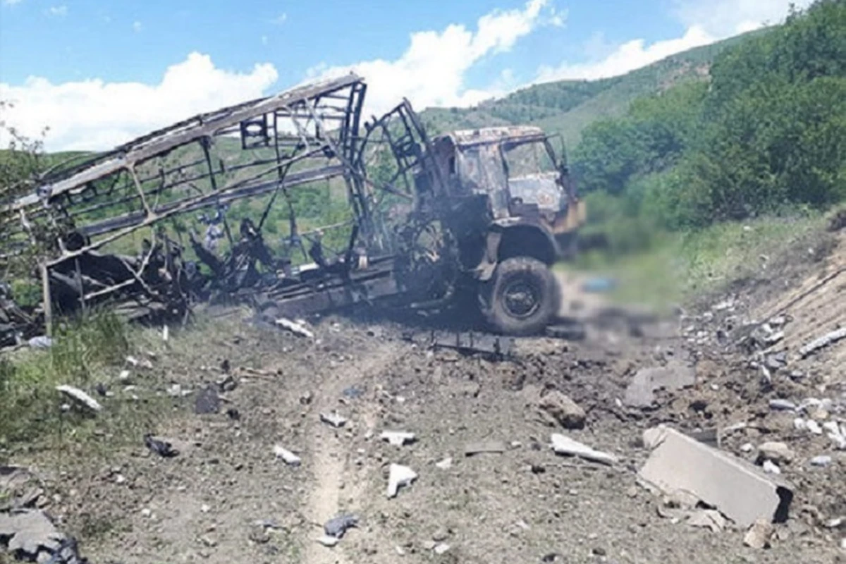 Момент подрыва на мине азербайджанских журналистов в Кельбаджаре - ВИДЕО