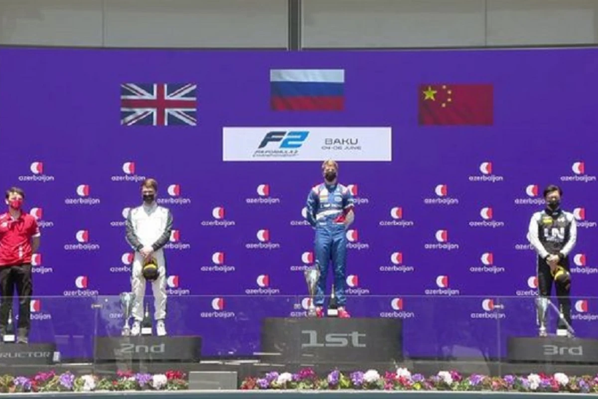 Шварцман выиграл первую гонку Формулы-2 на этапе в Баку