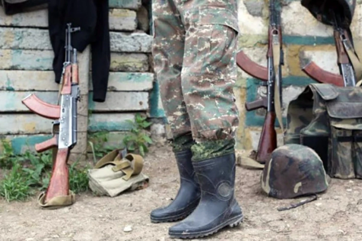 Ermənistan ordusunda komandir gənc zabiti döyüb