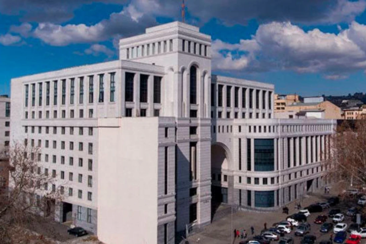 Ermənistanda XİN rəhbəri müavinləri tam heyətlə istefa verdi