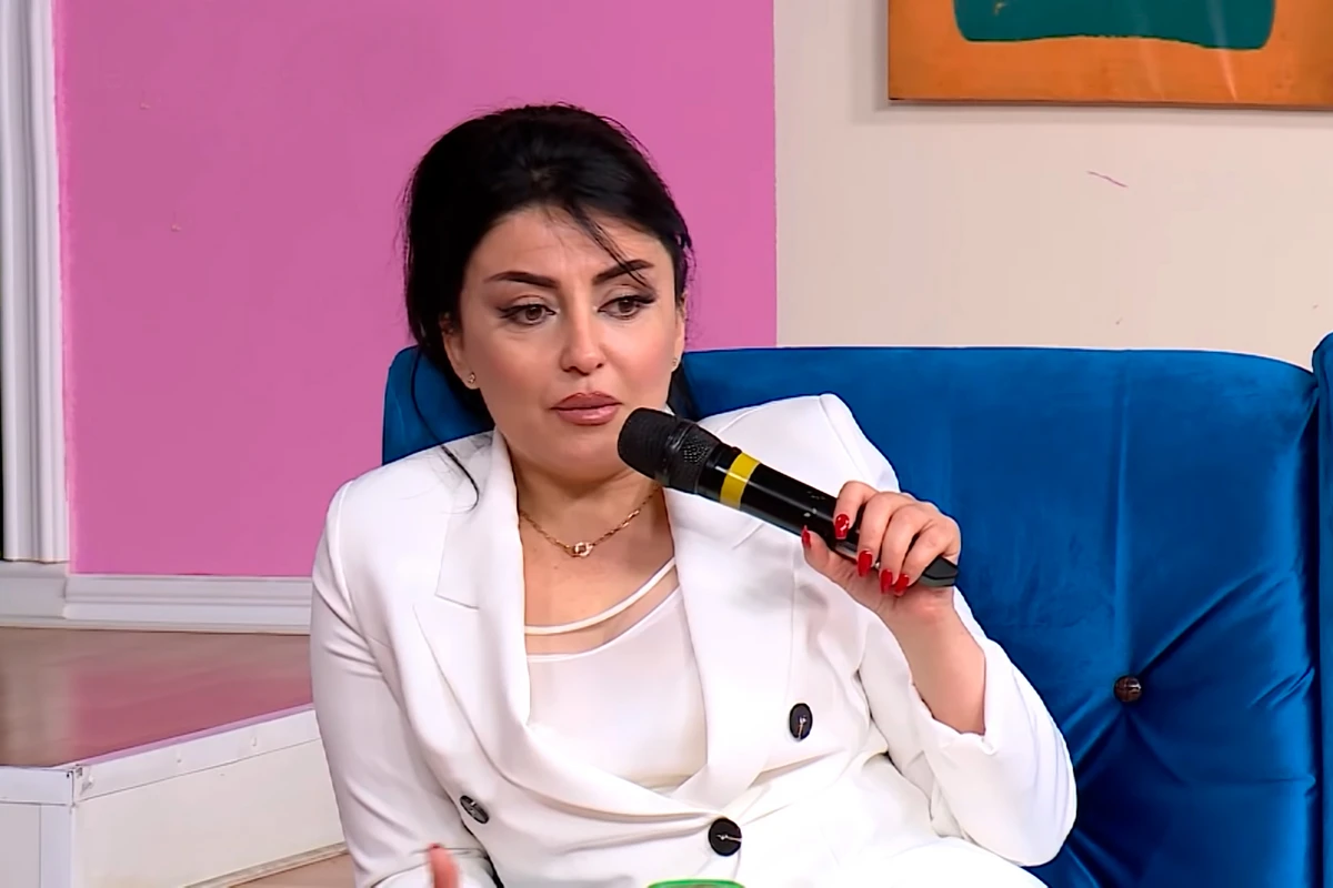 Afət Fərmanqızı Rusiyaya toya gedən müğənnilərdən danışdı: “10 nəfər 1 otaqda…” - VİDEO Afət Fərmanqızı Rusiyaya toya gedən müğənnilərdən danışdı: “10 nəfər 1 otaqda…” - VİDEO
