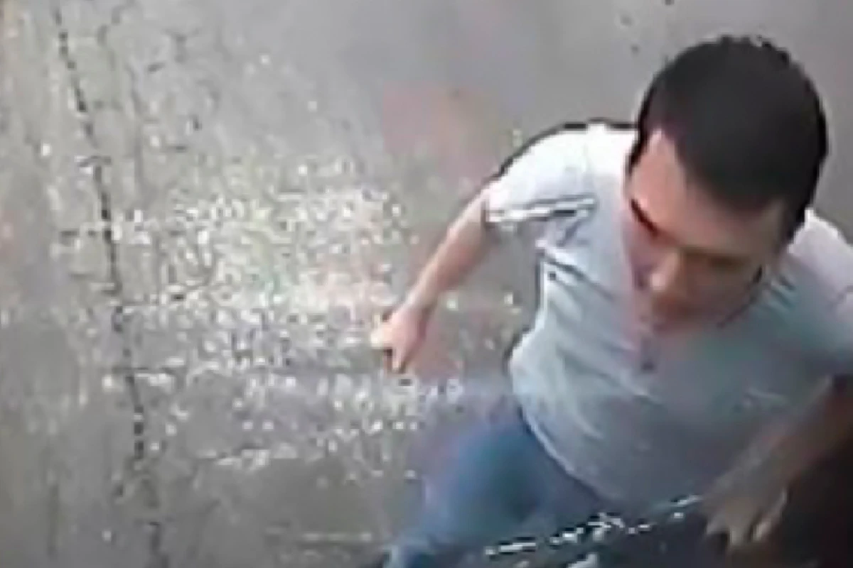 В Баку пассажир кулаком разбил лобовое стекло автобуса - ВИДЕО