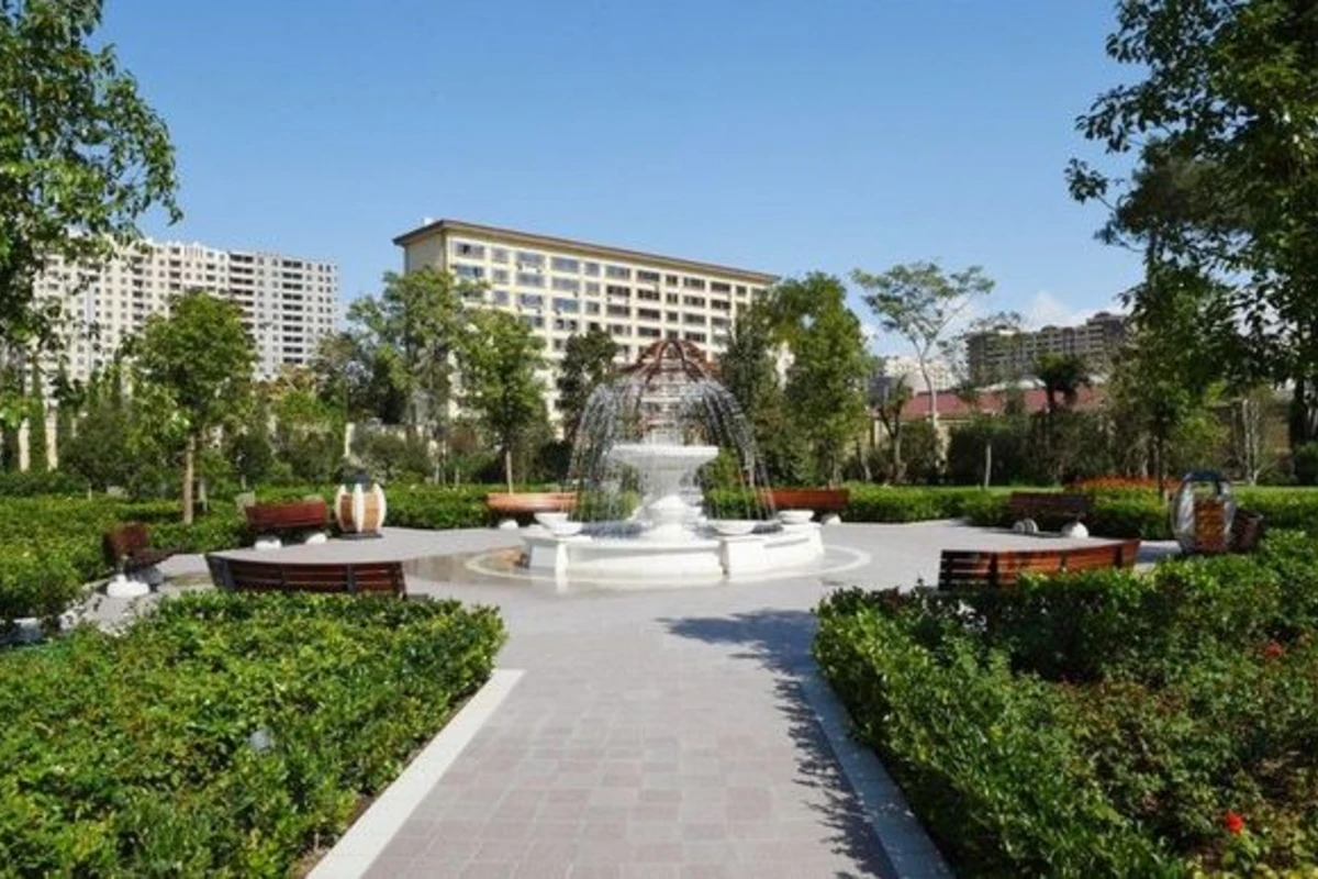 Bakıda parkda dekorativ daş uşağın üzərinə aşdı, azyaşlının ayaqları əzildi
