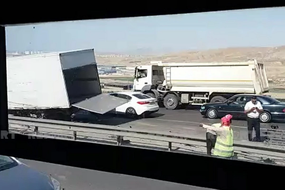 Bakıda yük maşınlarının toqquşduğu qəzanın görüntüləri - VİDEO Bakıda yük maşınlarının toqquşduğu qəzanın görüntüləri - VİDEO