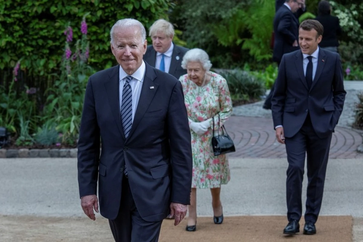 Байден нарушил королевский протокол на саммите G7