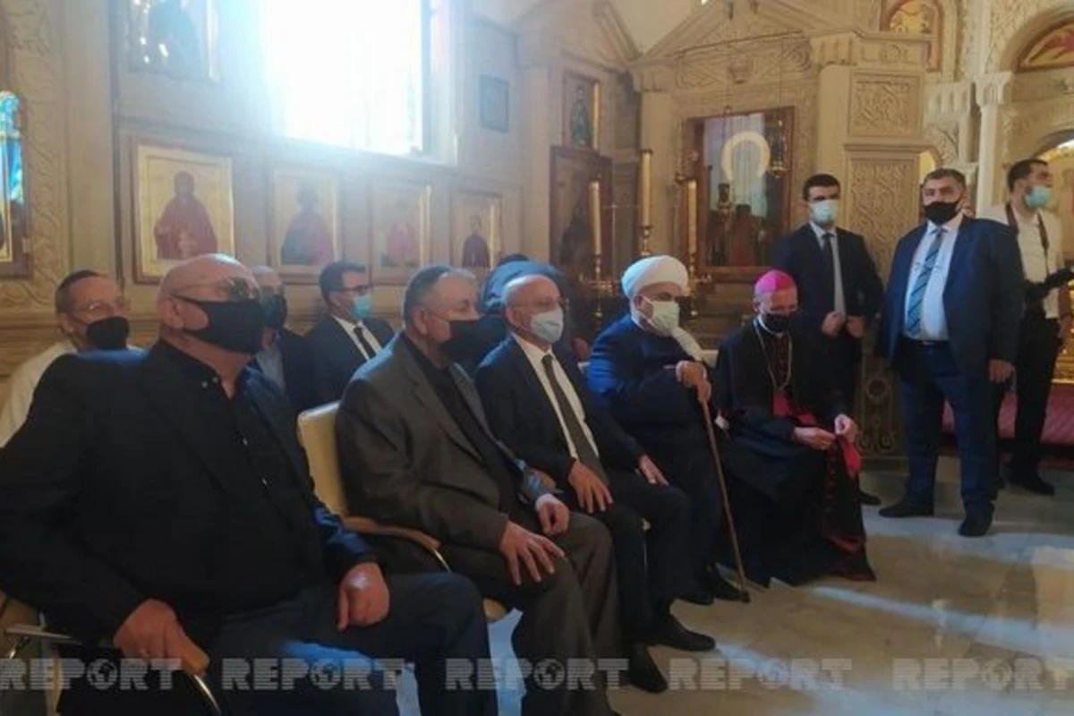 Şeyxülislam Allahşükür Paşazadə Aleksandr Ata ilə vida mərasiminə qatılıb Şeyxülislam Allahşükür Paşazadə Aleksandr Ata ilə vida mərasiminə qatılıb