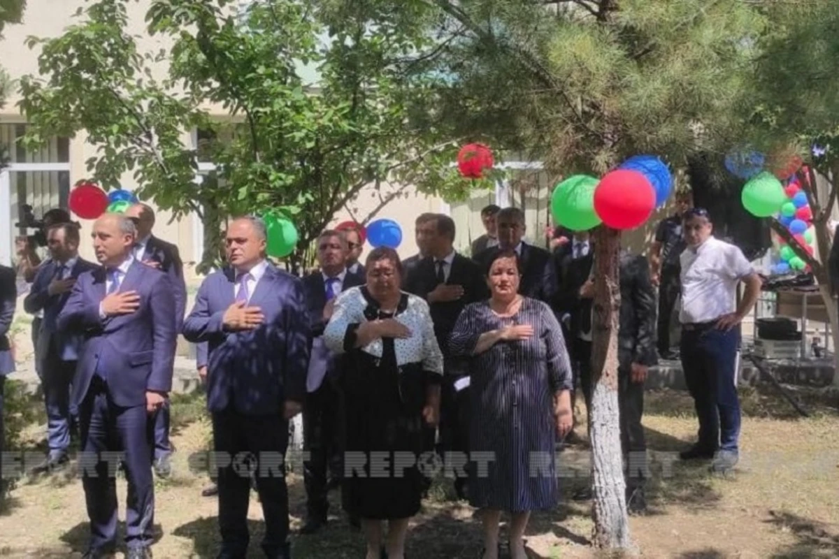 Təhsil naziri müharibədə zərər çəkən məktəbin Son zəng tədbirində iştirak edir - FOTO
