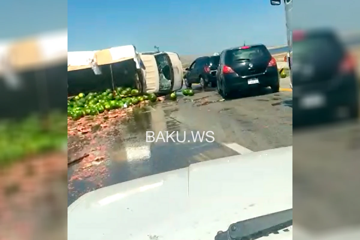 В Баку из перевернувшегося грузовика рассыпались арбузы - ВИДЕО