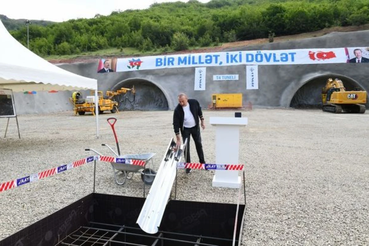 İlham Əliyev Daşaltıda inşa olunacaq tunelin təməlini qoydu - YENİLƏNİB + FOTO İlham Əliyev Daşaltıda inşa olunacaq tunelin təməlini qoydu - YENİLƏNİB + FOTO