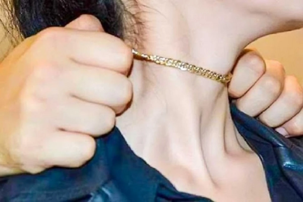 Qadının boyunbağısını ələ keçirən şəxs saxlanılıb - FOTO