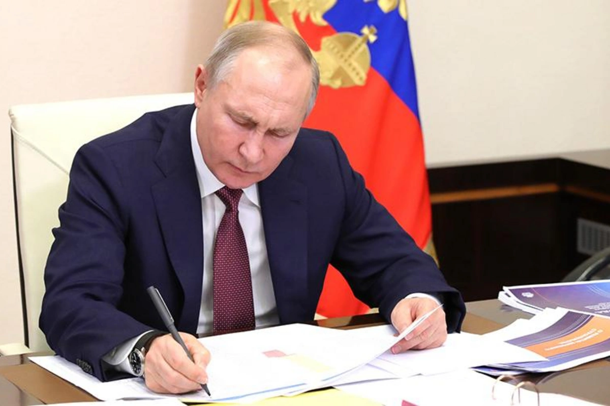 Владимир Путин продлил срок временного пребывания мигрантов в России