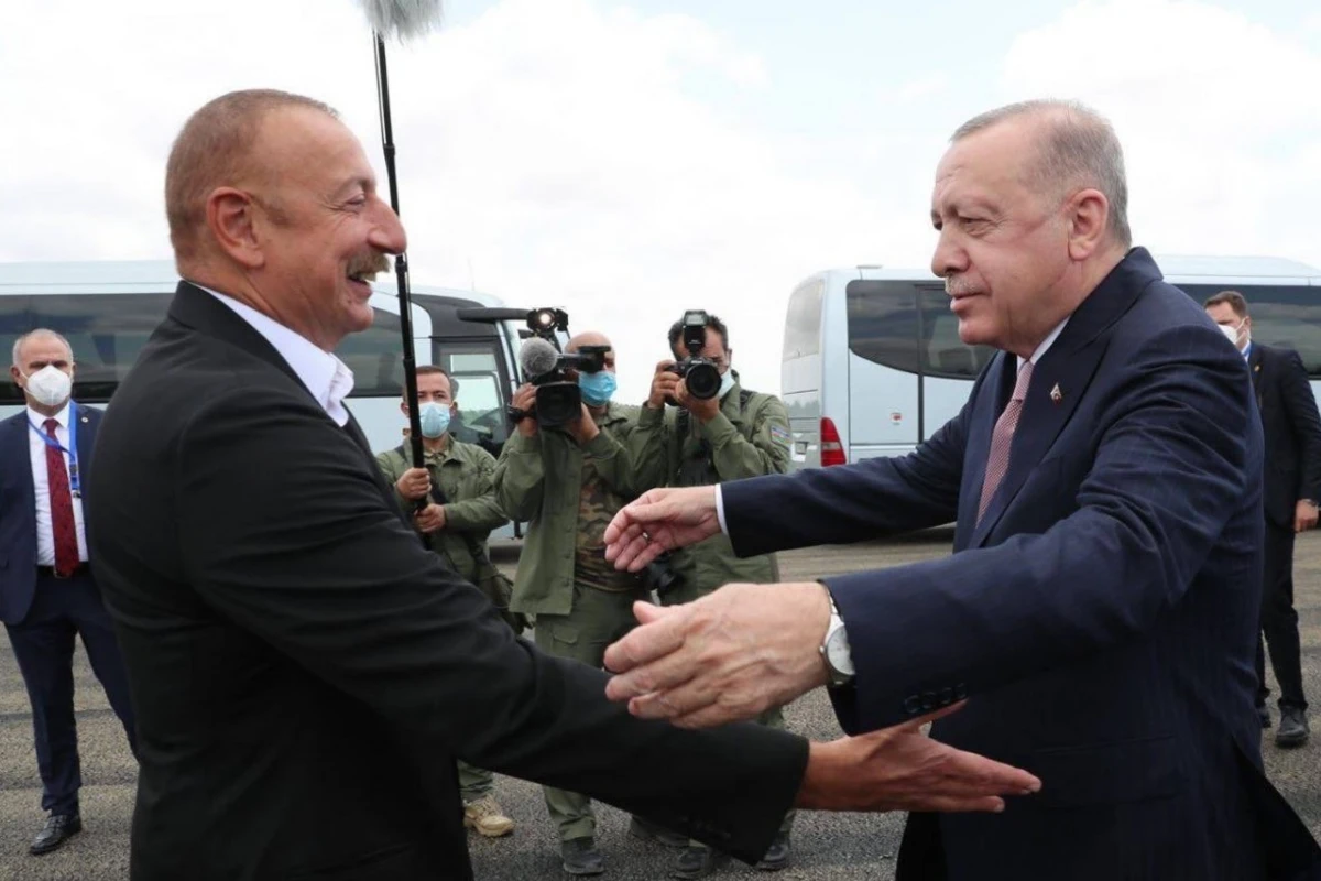 Ərdoğana “Zəfər” adlı Qarabağ atı və “Xarıbülbül” kompozisiyası hədiyyə edildi